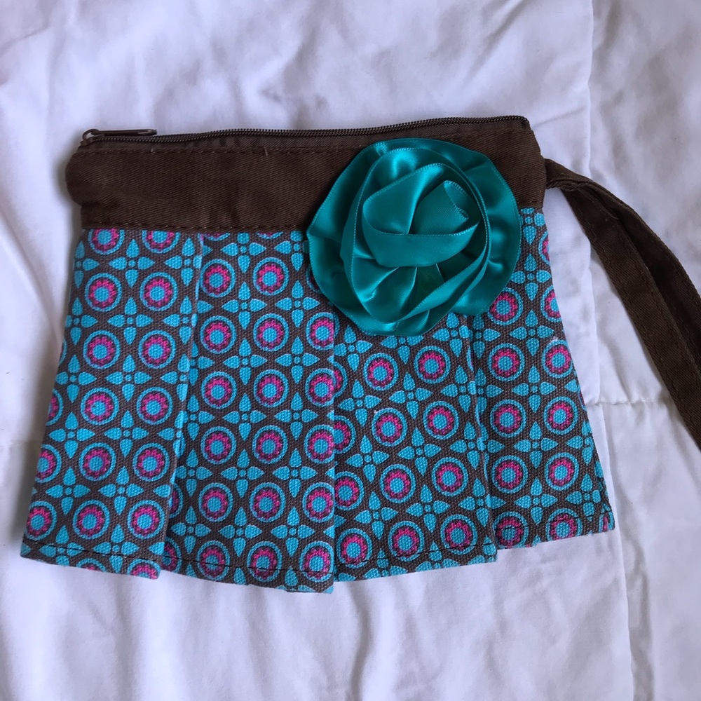Cute wristlet perfect for Fall!